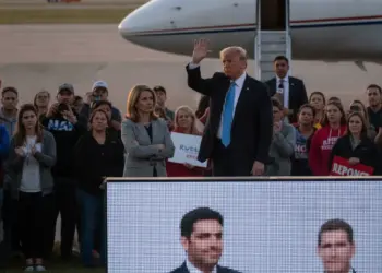 Trump Heads to Iowa Amidst Internal Party Friction and Legal Scandals