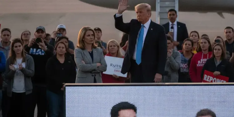 Trump Heads to Iowa Amidst Internal Party Friction and Legal Scandals